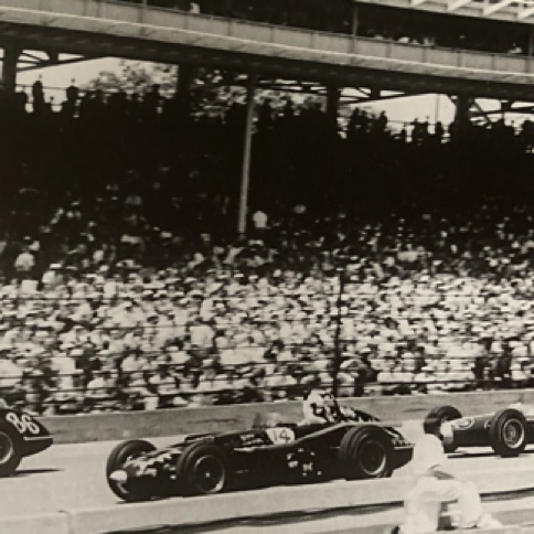 Conflit de génération... Jim et sa Lotus 29 derrière les dinosaures à moteur Offenhauser de Bob Bob Veight & Roger McCluskey